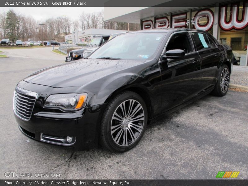 Front 3/4 View of 2012 300 S V6