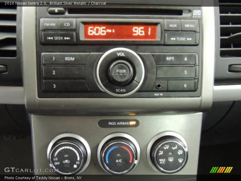 Brilliant Silver Metallic / Charcoal 2010 Nissan Sentra 2.0
