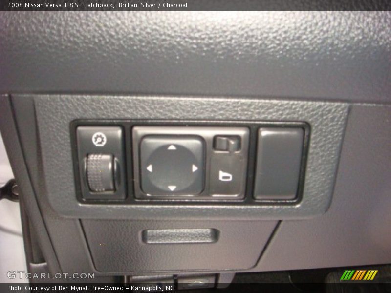 Brilliant Silver / Charcoal 2008 Nissan Versa 1.8 SL Hatchback