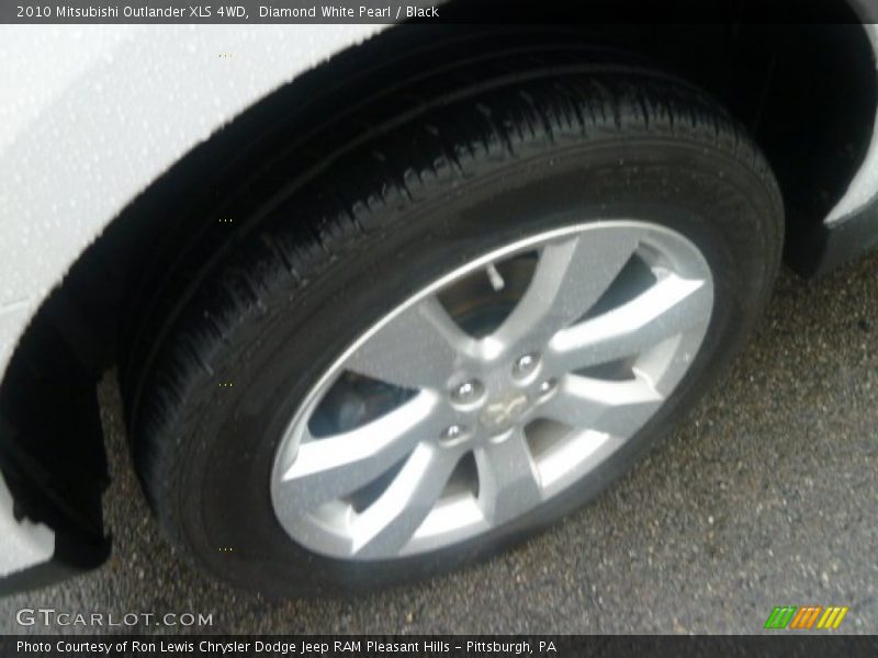 Diamond White Pearl / Black 2010 Mitsubishi Outlander XLS 4WD