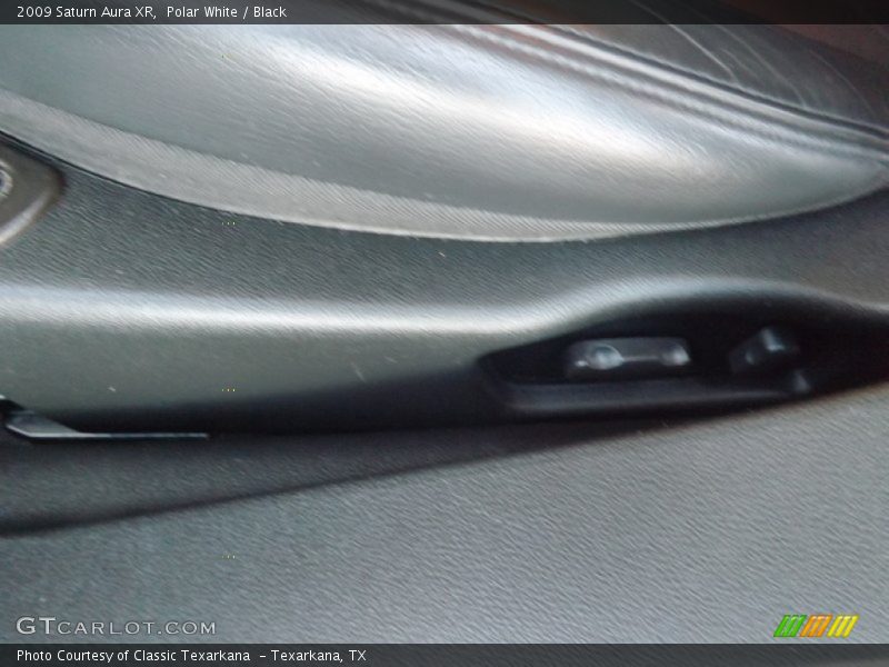 Polar White / Black 2009 Saturn Aura XR