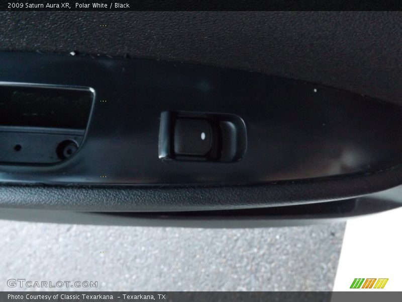 Polar White / Black 2009 Saturn Aura XR
