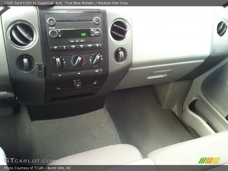 True Blue Metallic / Medium Flint Grey 2005 Ford F150 XL SuperCab 4x4