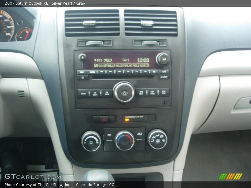 Silver Pearl / Gray 2007 Saturn Outlook XE