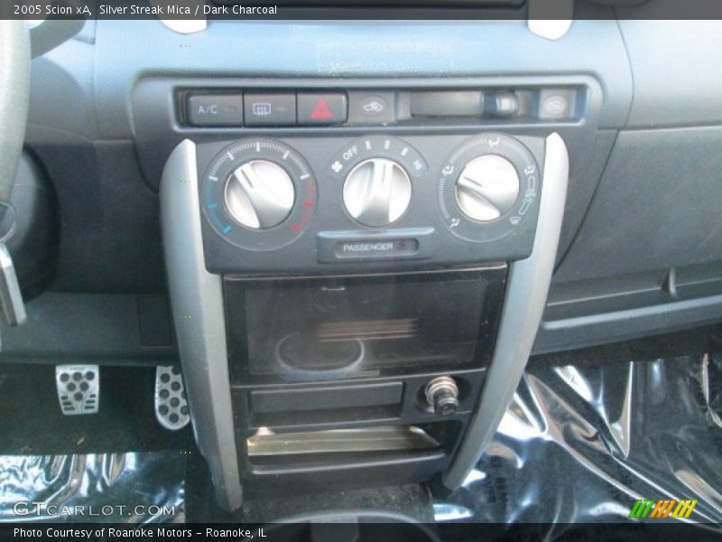 Silver Streak Mica / Dark Charcoal 2005 Scion xA