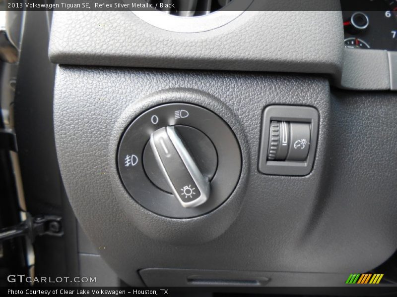 Reflex Silver Metallic / Black 2013 Volkswagen Tiguan SE