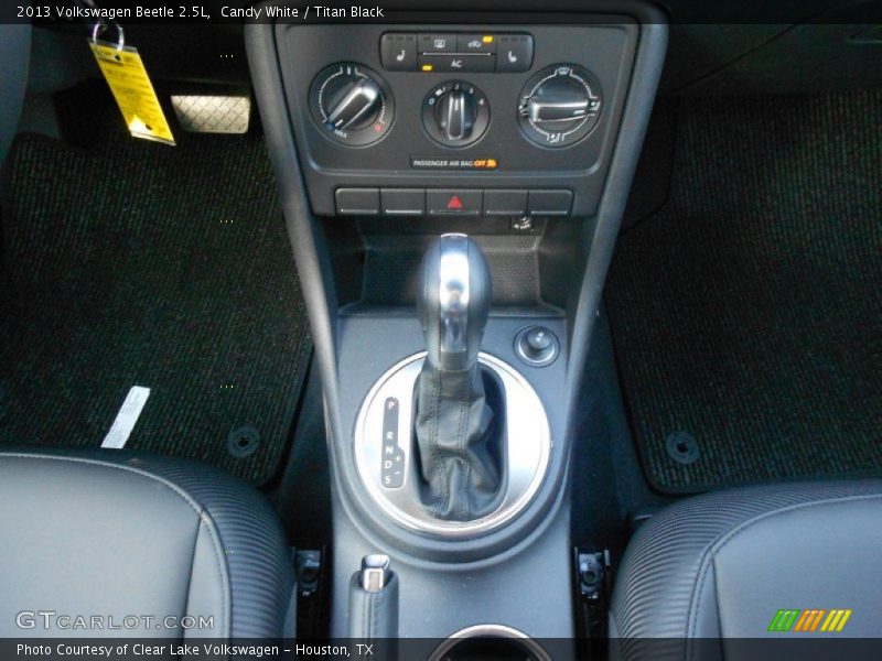 Candy White / Titan Black 2013 Volkswagen Beetle 2.5L