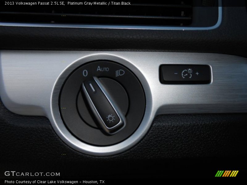 Platinum Gray Metallic / Titan Black 2013 Volkswagen Passat 2.5L SE