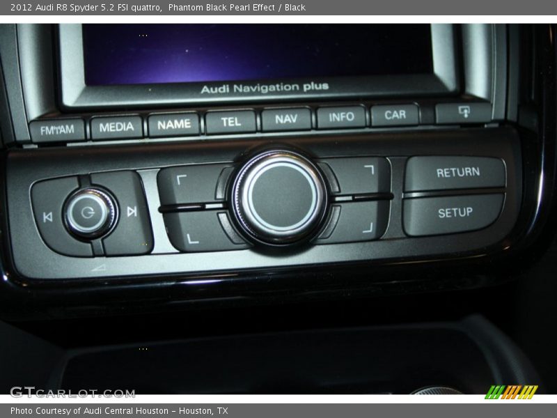 Controls of 2012 R8 Spyder 5.2 FSI quattro