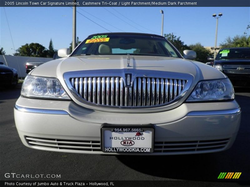 Cashmere Tri-Coat / Light Parchment/Medium Dark Parchment 2005 Lincoln Town Car Signature Limited