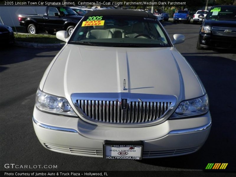 Cashmere Tri-Coat / Light Parchment/Medium Dark Parchment 2005 Lincoln Town Car Signature Limited