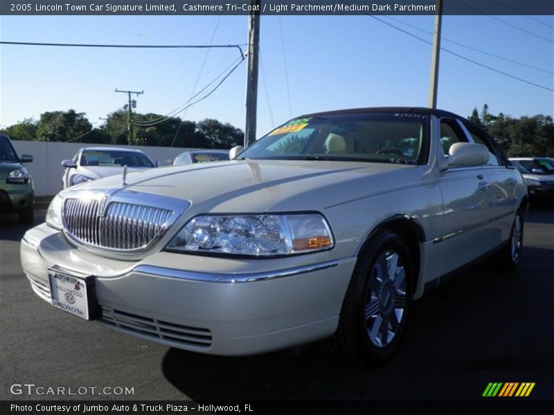 Cashmere Tri-Coat / Light Parchment/Medium Dark Parchment 2005 Lincoln Town Car Signature Limited