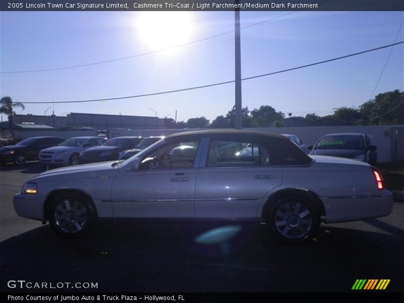 Cashmere Tri-Coat / Light Parchment/Medium Dark Parchment 2005 Lincoln Town Car Signature Limited