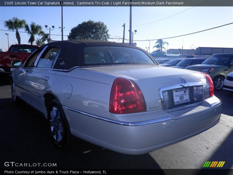 Cashmere Tri-Coat / Light Parchment/Medium Dark Parchment 2005 Lincoln Town Car Signature Limited
