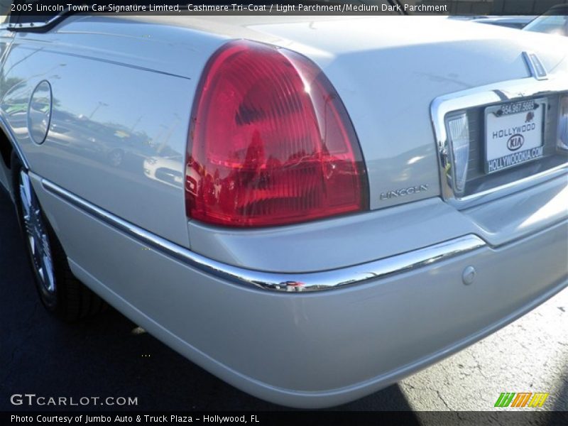 Cashmere Tri-Coat / Light Parchment/Medium Dark Parchment 2005 Lincoln Town Car Signature Limited
