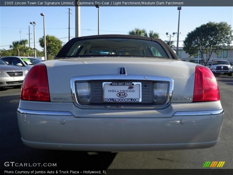 Cashmere Tri-Coat / Light Parchment/Medium Dark Parchment 2005 Lincoln Town Car Signature Limited