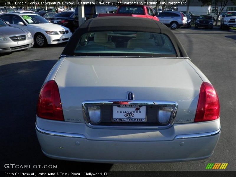 Cashmere Tri-Coat / Light Parchment/Medium Dark Parchment 2005 Lincoln Town Car Signature Limited