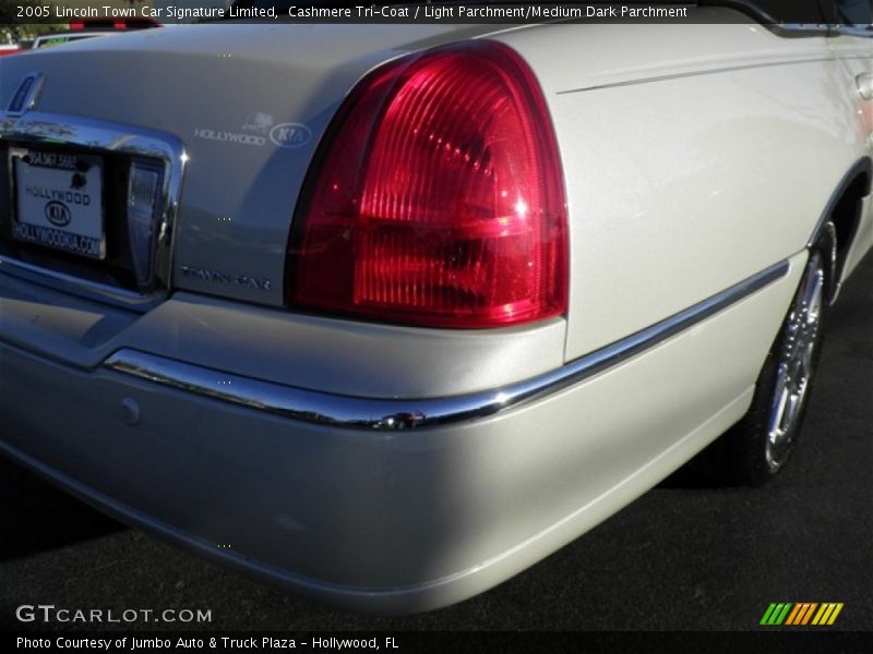 Cashmere Tri-Coat / Light Parchment/Medium Dark Parchment 2005 Lincoln Town Car Signature Limited