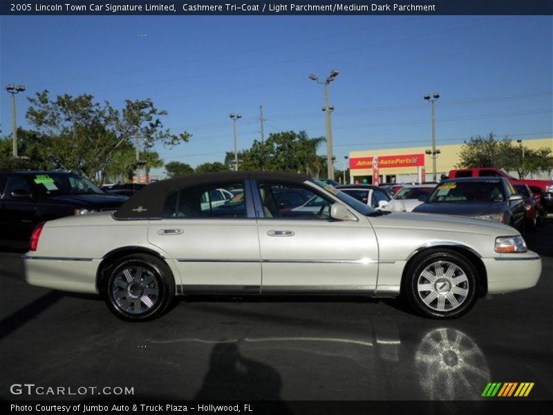 Cashmere Tri-Coat / Light Parchment/Medium Dark Parchment 2005 Lincoln Town Car Signature Limited