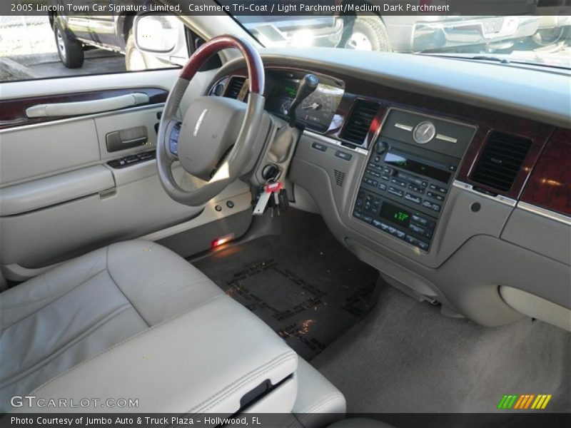 Cashmere Tri-Coat / Light Parchment/Medium Dark Parchment 2005 Lincoln Town Car Signature Limited