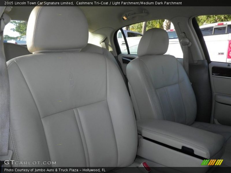 Cashmere Tri-Coat / Light Parchment/Medium Dark Parchment 2005 Lincoln Town Car Signature Limited