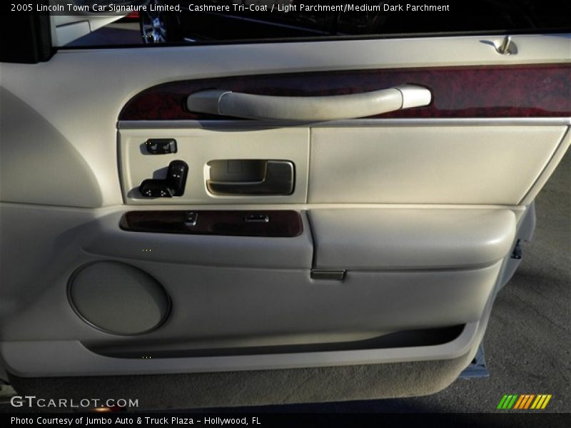 Cashmere Tri-Coat / Light Parchment/Medium Dark Parchment 2005 Lincoln Town Car Signature Limited