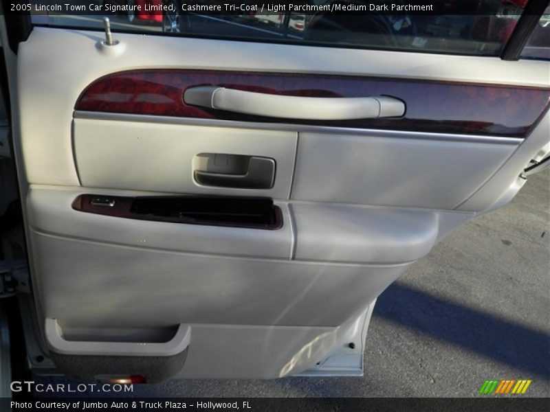 Cashmere Tri-Coat / Light Parchment/Medium Dark Parchment 2005 Lincoln Town Car Signature Limited