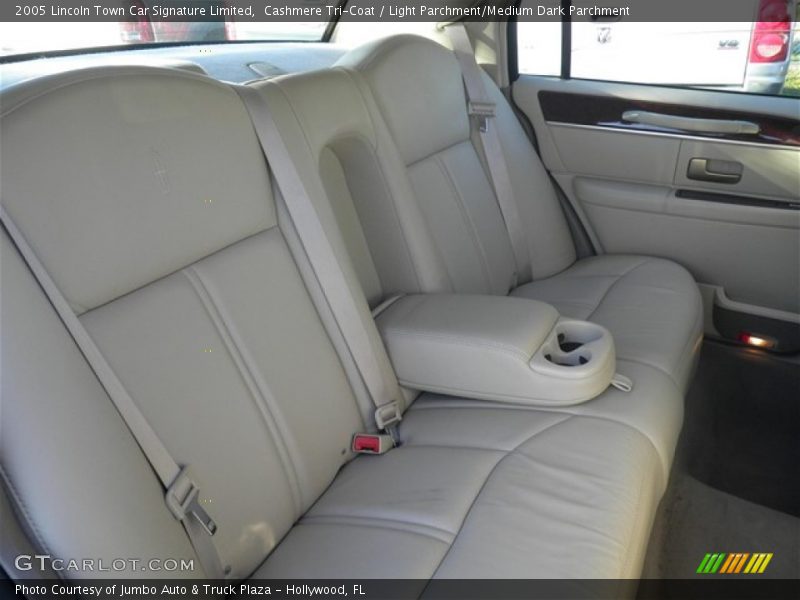 Cashmere Tri-Coat / Light Parchment/Medium Dark Parchment 2005 Lincoln Town Car Signature Limited