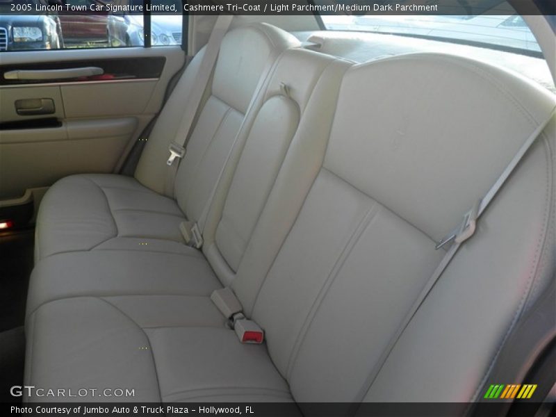 Cashmere Tri-Coat / Light Parchment/Medium Dark Parchment 2005 Lincoln Town Car Signature Limited