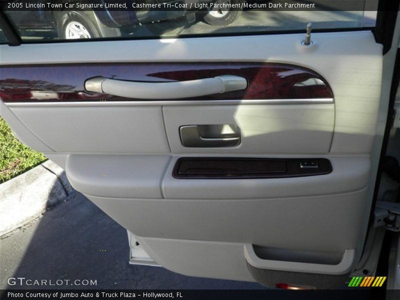 Cashmere Tri-Coat / Light Parchment/Medium Dark Parchment 2005 Lincoln Town Car Signature Limited