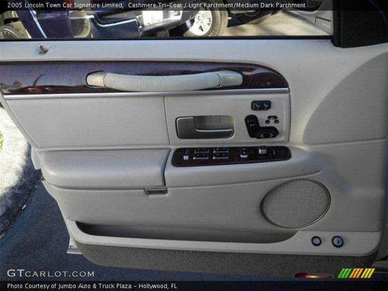 Cashmere Tri-Coat / Light Parchment/Medium Dark Parchment 2005 Lincoln Town Car Signature Limited