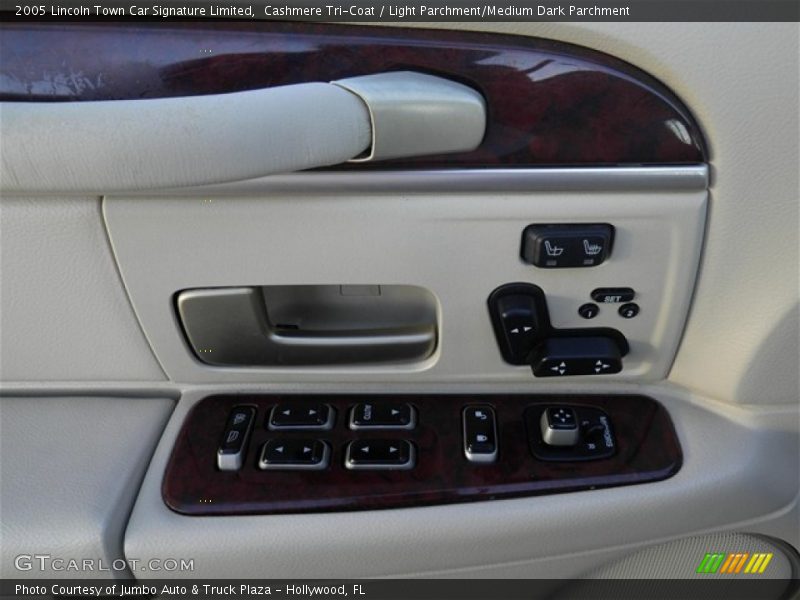 Cashmere Tri-Coat / Light Parchment/Medium Dark Parchment 2005 Lincoln Town Car Signature Limited