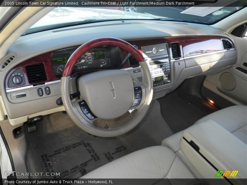 Cashmere Tri-Coat / Light Parchment/Medium Dark Parchment 2005 Lincoln Town Car Signature Limited