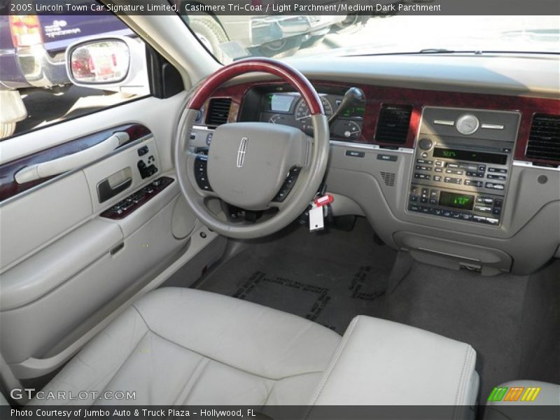 Cashmere Tri-Coat / Light Parchment/Medium Dark Parchment 2005 Lincoln Town Car Signature Limited