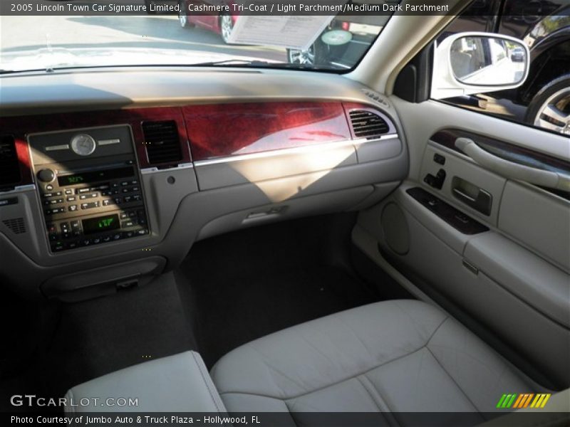 Cashmere Tri-Coat / Light Parchment/Medium Dark Parchment 2005 Lincoln Town Car Signature Limited