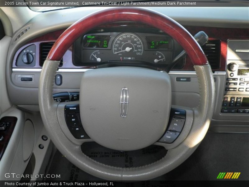 Cashmere Tri-Coat / Light Parchment/Medium Dark Parchment 2005 Lincoln Town Car Signature Limited