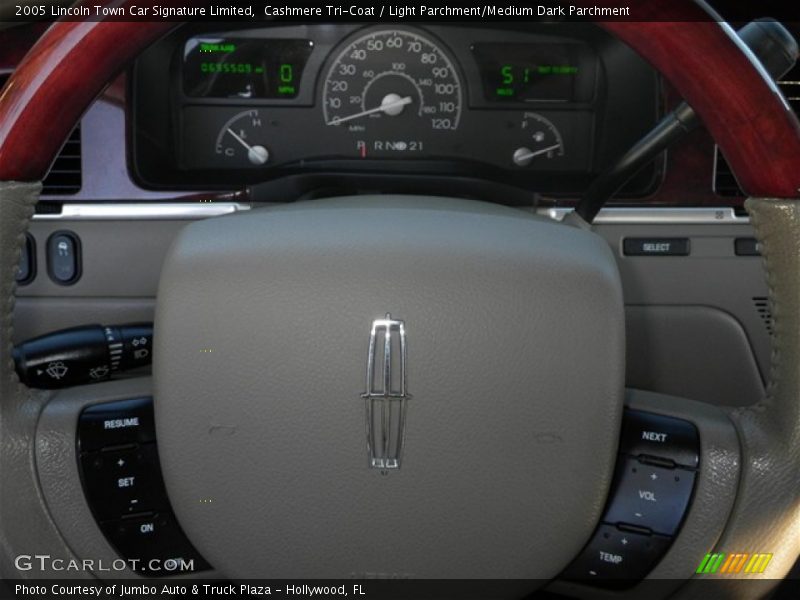 Cashmere Tri-Coat / Light Parchment/Medium Dark Parchment 2005 Lincoln Town Car Signature Limited