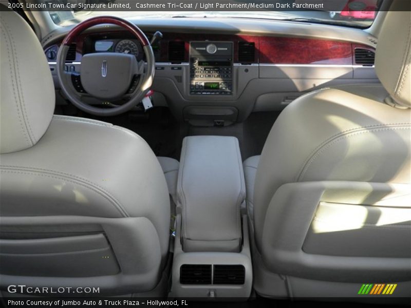 Cashmere Tri-Coat / Light Parchment/Medium Dark Parchment 2005 Lincoln Town Car Signature Limited