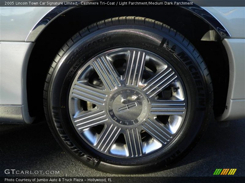 Cashmere Tri-Coat / Light Parchment/Medium Dark Parchment 2005 Lincoln Town Car Signature Limited