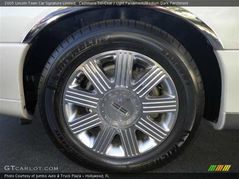 Cashmere Tri-Coat / Light Parchment/Medium Dark Parchment 2005 Lincoln Town Car Signature Limited
