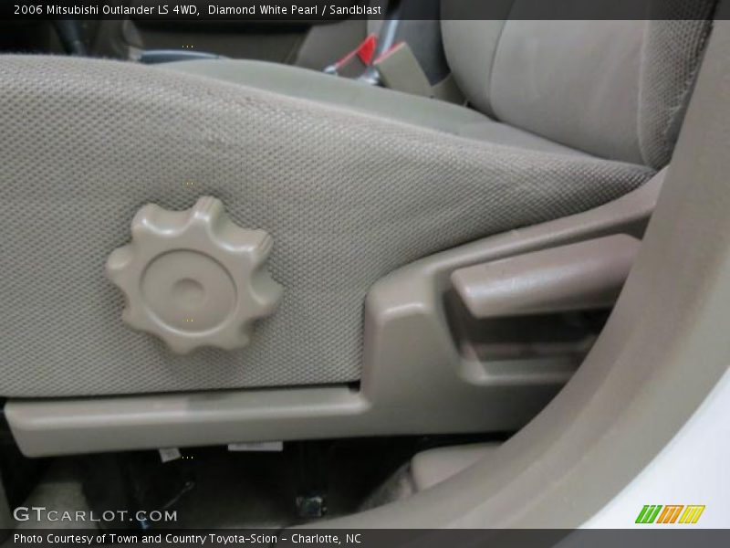 Diamond White Pearl / Sandblast 2006 Mitsubishi Outlander LS 4WD