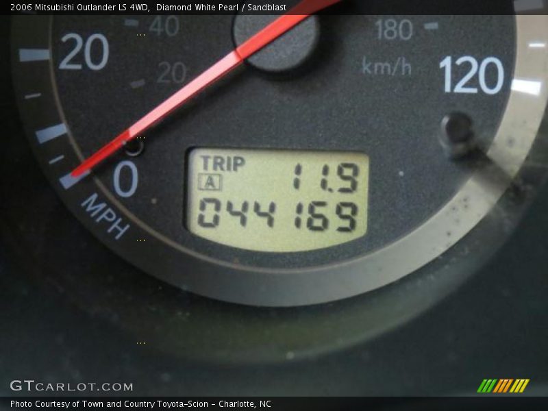 Diamond White Pearl / Sandblast 2006 Mitsubishi Outlander LS 4WD
