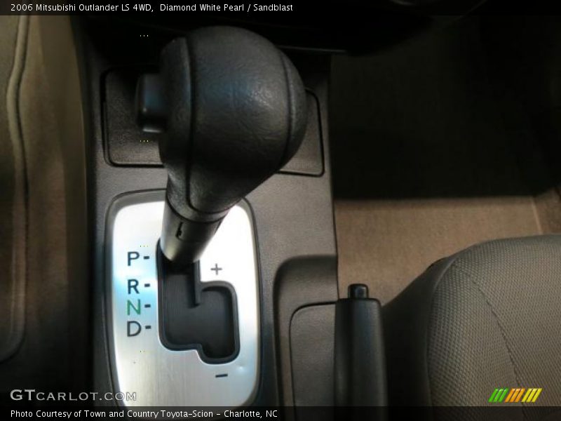 Diamond White Pearl / Sandblast 2006 Mitsubishi Outlander LS 4WD