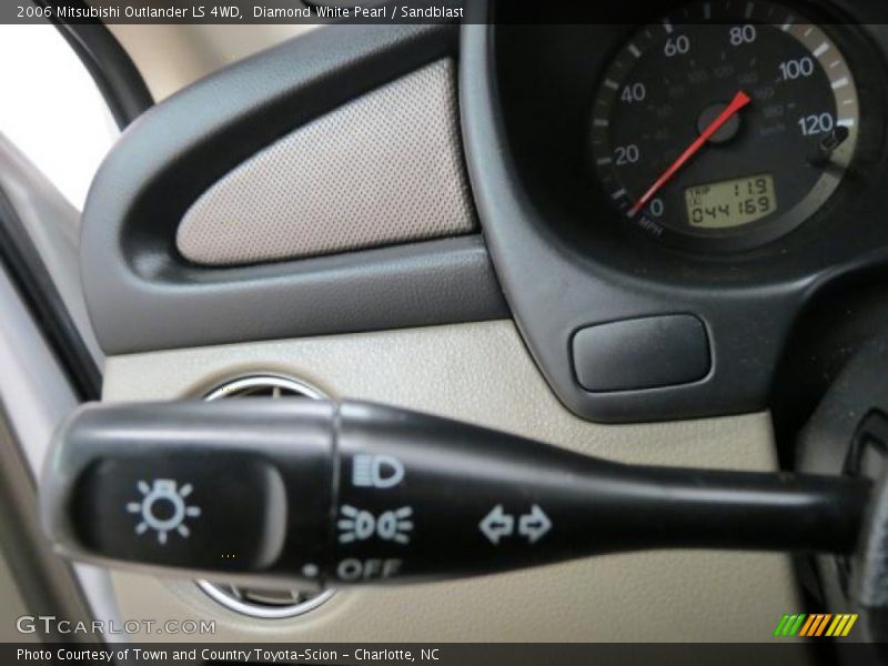 Diamond White Pearl / Sandblast 2006 Mitsubishi Outlander LS 4WD