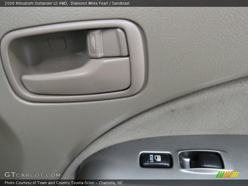 Diamond White Pearl / Sandblast 2006 Mitsubishi Outlander LS 4WD