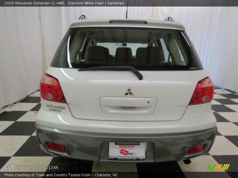 Diamond White Pearl / Sandblast 2006 Mitsubishi Outlander LS 4WD