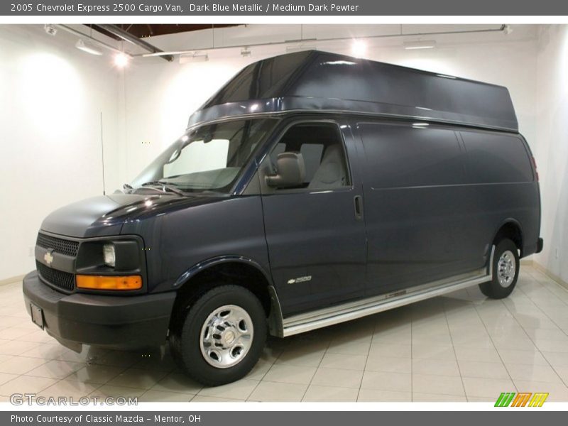 Front 3/4 View of 2005 Express 2500 Cargo Van