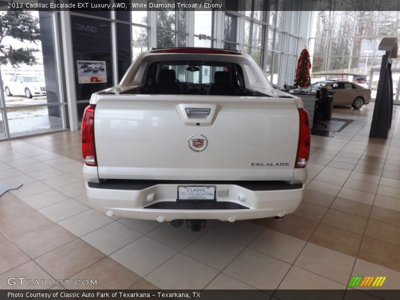 White Diamond Tricoat / Ebony 2013 Cadillac Escalade EXT Luxury AWD
