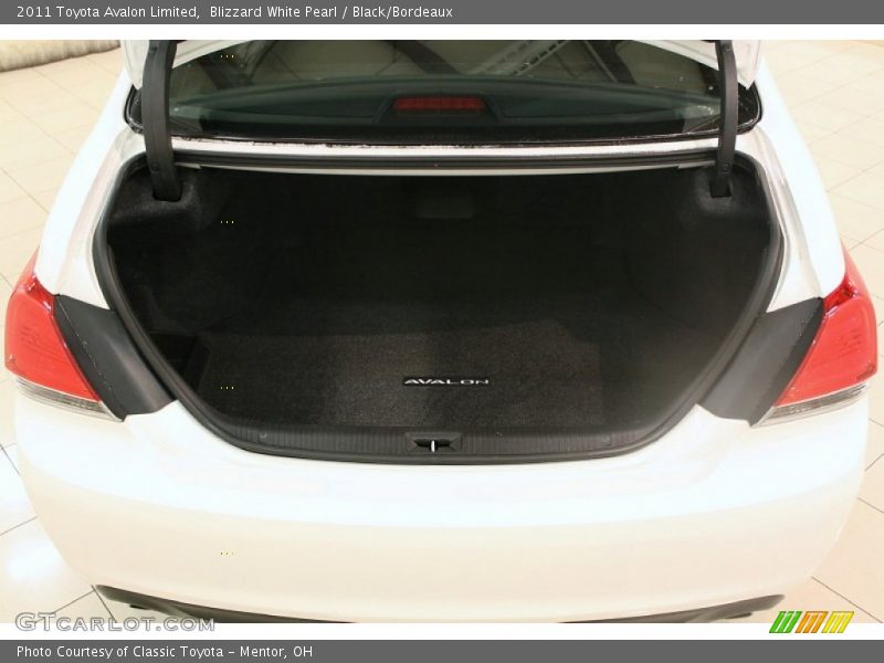 Blizzard White Pearl / Black/Bordeaux 2011 Toyota Avalon Limited