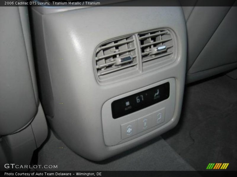 Titanium Metallic / Titanium 2006 Cadillac DTS Luxury